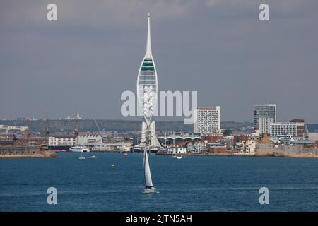 La tour Spinnaker et une vue sur le port de Portsmouth depuis un ferry Wightlink partant pour l'île de Wight. Banque D'Images