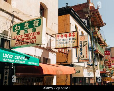 Panneaux vintage sur Washington Street dans Chinatown, San Francisco, Californie Banque D'Images