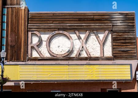 Shelby, Montana - 2 juillet 2022 : le cinéma abandonné Roxy avec son emblématique enseigne au néon par une journée ensoleillée Banque D'Images