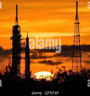 NASAs la fusée SLS (Space Launch System) à bord de l'engin spatial Orion est vue au lever du soleil sur un lanceur mobile au Launch Pad 39B alors que les préparatifs pour le lancement se poursuivent, le mercredi 31 août 2022, au Centre spatial NASAs Kennedy en Floride. NASAs Artemis I Flight test est le premier test intégré des systèmes d'exploration spatiale profonde agencys : l'engin spatial Orion, la fusée SLS et les systèmes de soutien au sol. Crédit obligatoire : Bill Ingalls/NASA via CNP Banque D'Images