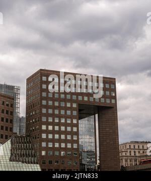 Londres, Angleterre, Royaume-Uni - 6 juillet 2022 : depuis la Tamise. Bâtiment en forme de cube brun foncé avec partie à survol, à l'angle sud-est du London Bridge, sous le gris Banque D'Images