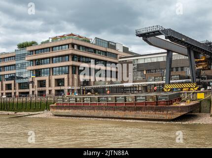 Londres, Angleterre, Royaume-Uni - 6 juillet 2022 : depuis la Tamise. Walbrook Wharf utilisé comme station de transfert des déchets avec barge sur chargeur de grue. Autre bâtiment sur sid Banque D'Images