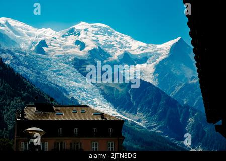 Paysage de Montblanc avec ses glaciers, vu de Chamonix. Banque D'Images