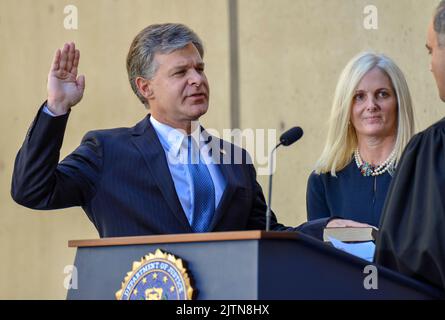 Le directeur cérémonie d'installation de Wray le directeur Christopher Wray et son épouse, Helen Wray, se tiennent pendant la promesse d'allégeance dans le cadre de sa cérémonie d'installation officielle au siège du FBI à 28 septembre 2017. Wray, ancien procureur et procureur général adjoint de la Division criminelle du ministère de la Justice des États-Unis, a officiellement prêté serment à 2 août 2017 lors d’une cérémonie privée. Banque D'Images