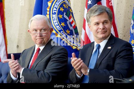 Le procureur général Jeff sessions et le directeur Christopher Wray applaudissent lors de la cérémonie officielle d'installation du directeur au siège du FBI à 28 septembre 2017. Wray, ancien procureur et procureur général adjoint de la Division criminelle du ministère de la Justice des États-Unis, a officiellement prêté serment à 2 août 2017 lors d’une cérémonie privée. Banque D'Images