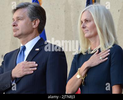 Le directeur cérémonie d'installation de Wray le directeur Christopher Wray et son épouse, Helen Wray, se tiennent pendant la promesse d'allégeance dans le cadre de sa cérémonie d'installation officielle au siège du FBI à 28 septembre 2017. Wray, ancien procureur et procureur général adjoint de la Division criminelle du ministère de la Justice des États-Unis, a officiellement prêté serment à 2 août 2017 lors d’une cérémonie privée. Banque D'Images