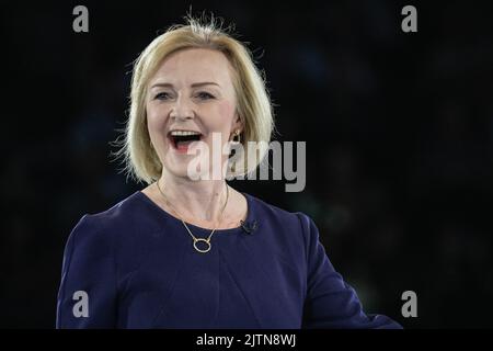 Londres, Royaume-Uni. 31st août 2022. Liz Truss gros plan sur le visage, souriant, semble confiant. Les derniers détournements dans la course à la direction du Parti conservateur, qui s'est tenue à Wembley Arena, voient Liz Truss et Rishi Sunak se mesurer pour diriger le parti et devenir le prochain Premier ministre. Credit: Imagetraceur/Alamy Live News Banque D'Images