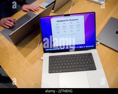 Paris, France - 11 mars 2021 : vue ci-dessus de la nouvelle Apple Computers MacBook Pro ordinateur portable puissant de 16 pouces avec M1 silicium et nouveau processeur graphique neural Engine Banque D'Images