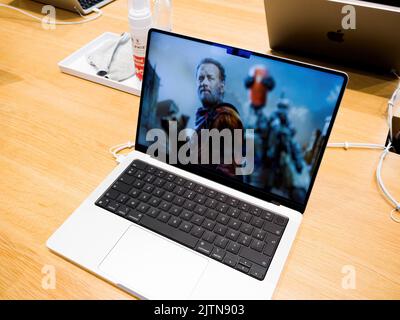 Paris, France - 11 mars 2021 : vue ci-dessus de la nouvelle Apple Computers MacBook Pro ordinateur portable puissant de 16 pouces avec M1 silicium et nouveau processeur graphique neural Engine Banque D'Images