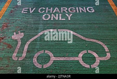 Espace de chargement EV uniquement (véhicule électrique) uniquement, parking TimeSquare, centre-ville de Warrington, Cheshire, Angleterre, Royaume-Uni, WA1 2HN Banque D'Images