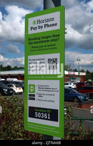 Panneaux de stationnement, frais de PayByPhoone et ParkingEye, au Cockhedge Shopping & Retail Park au centre-ville de Warrington, Cheshire, Royaume-Uni, WA1 Banque D'Images