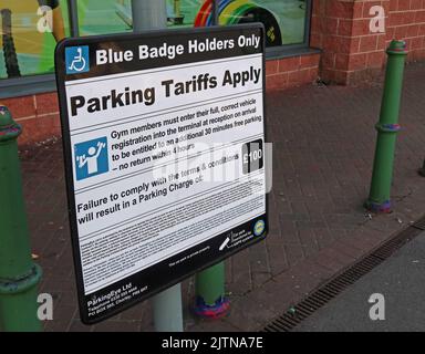 Panneaux de stationnement, frais de PayByPhoone et ParkingEye, au Cockhedge Shopping & Retail Park au centre-ville de Warrington, Cheshire, Royaume-Uni, WA1 Banque D'Images