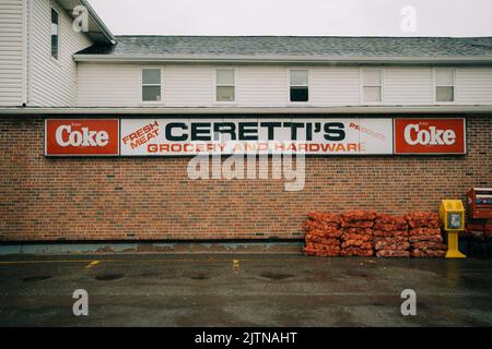 Enseigne d'époque Cerettis Grocery and Hardware, Borden-Carleton, Île-du-Prince-Édouard, Canada Banque D'Images