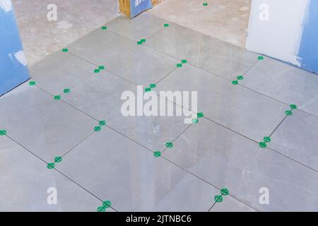 Une nouvelle maison est dans le processus de construction avec carreaux de céramique dans les salles de bains Banque D'Images