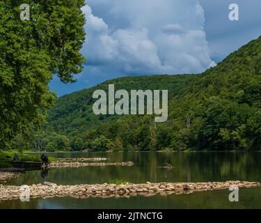 Un bateau de pêche à l'achigan a amarré le long de la rivière Allegheny à Althom, Pennsylvanie, États-Unis, lors d'une journée d'été ensoleillée Banque D'Images