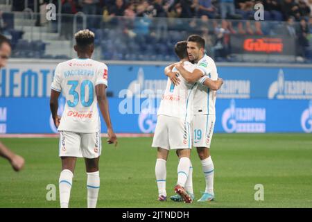 Saint-Pétersbourg, Russie. 31st août 2022. Aleksei Sutormin (No.19) et Zelimkhan Bakaev (No.7) de Zenit ont vu s'embrasser pendant le match de football de la coupe russe 2022/2023 entre Zenit Saint-Pétersbourg et Fakel Voronezh à Gazprom Arena. Score final; Zenit 2:0 Fakel. Crédit : SOPA Images Limited/Alamy Live News Banque D'Images