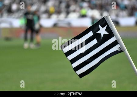 Detalhe da bandeira de escanteio, vista no Estádio Nilton Santos ( Engenhão ) capital antes da partida entre Botafogo e Flamengo, pela 24ª rodada do Campeonato Brasileiro série A 2022, neste domingo 28. Banque D'Images