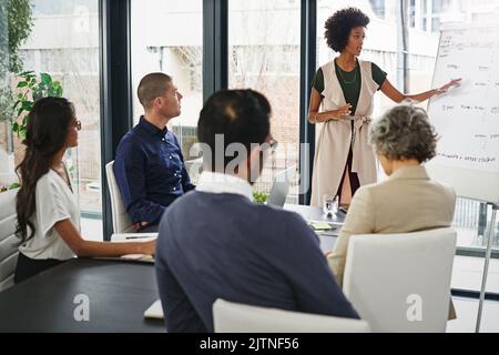 Shes en charge du processus de planification. Hommes d'affaires dans un bureau. Banque D'Images