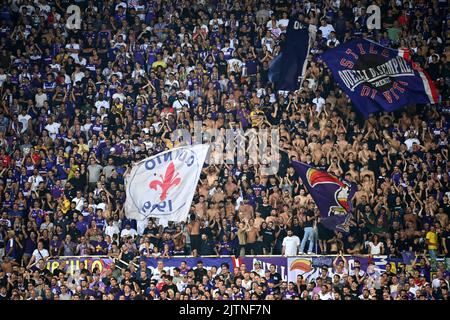 Foto Massimo Paolone/Lapresse 28 Agosto 2022 - Firenze, Italia - sport, calcio - Fiorentina vs Napoli - Campionato italiano di calcio Serie A TIM 2022/2023 - Stadio Artemio Franchi. Nella foto: i tifosi della Fiorentina 28 août 2022 Florence, Italie - sport, calcio - Fiorentina vs Naples - Championnat italien de football 2022/2023 - Stade Artemio Franchi. Dans la photo: Les fans de Fiorentina Banque D'Images