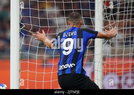 30 Agosto 2022 - Milano , Italia - sport, calcio - FC Inter vs Cremonese - Campionato italiano di calcio Serie A TIM 2022/2023 - Stadio San Siro. Nella foto: Edin Dzeko (Inter Milan); 30 août 2022 Milan , Italie - sport, calcio - FC Inter vs Cremonese - Championnat italien de football 2022/2023 - Stade San Siro . Dans la photo: Edin Dzeko (Inter Milan); Banque D'Images