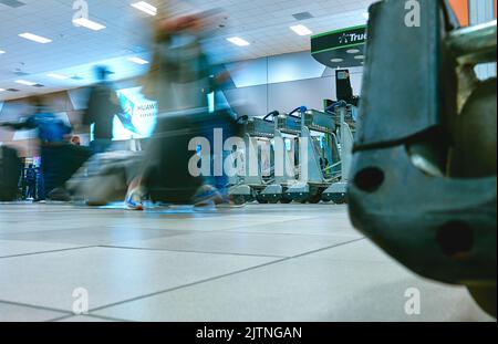 Lima, Pérou: Les gens marchent très vite à l'aéroport international Jorge Chavez, Lima Pérou. Banque D'Images