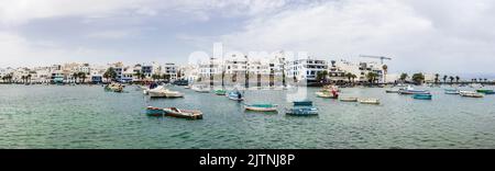 ARRECIFE, LANZAROTE, ÎLES CANARIES - 16 JUILLET 2022 : vue panoramique sur les petits bateaux de plaisance dans la baie de la capitale de l'île. Banque D'Images