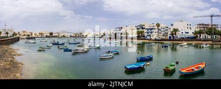 ARRECIFE, LANZAROTE, ÎLES CANARIES - 16 JUILLET 2022 : vue panoramique sur les petits bateaux de plaisance dans la baie de la capitale de l'île. Banque D'Images