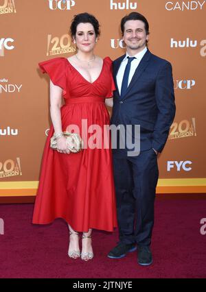 Melanie Lynskey et Jason Ritter arrivent à l'événement « Candy » FYC de Hulu qui s'est tenu au théâtre El Capitan sur 9 mai 2022 à Hollywood, Californie. © Janet Gough / AFF-USA.com Banque D'Images