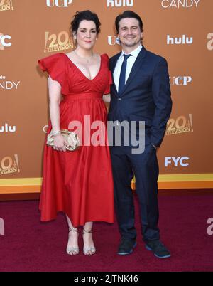 Melanie Lynskey et Jason Ritter arrivent à l'événement « Candy » FYC de Hulu qui s'est tenu au théâtre El Capitan sur 9 mai 2022 à Hollywood, Californie. © Janet Gough / AFF-USA.com Banque D'Images