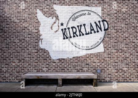 KIRKLAND, WASHINGTON, États-Unis – 17 AVRIL 2022 : bienvenue au panneau Kirkland sur le mur de briques extérieur d'un bâtiment Banque D'Images