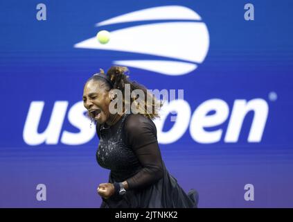 Flushing Meadow, États-Unis. 31st août 2022. Serena Williams célèbre après avoir gagné un point contre Anet Kontaveit d'Estonie, qui l'a défaite en 3 lors des championnats américains de tennis 2022 au stade Arthur Ashe au centre national de tennis de l'USTA Billie Jean King à New York, mercredi, 31 août 2022. Serena a annoncé plus tôt ce mois-ci qu'elle s'éloignera du tennis pour se concentrer sur le développement de sa famille et d'autres activités. Photo de John Angelillo/UPI crédit: UPI/Alay Live News Banque D'Images