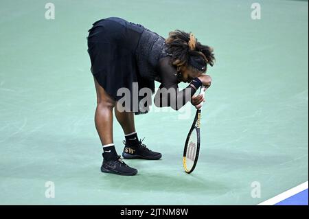 New York, États-Unis. 31st août 2022. Serena Williams, des États-Unis, fait une pause lors de son tournoi de tennis américain ouvert 2022, lors du deuxième tour de match des femmes célibataires contre Anet Kontaveit en Estonie au centre national de tennis de l'USTA Billie Jean King à Flushing Meadows Corona Park New York, 31 août 2022. Serena Williams défait Kontaveit en trois séries. (Photo par Anthony Behar/Sipa USA) crédit: SIPA USA/Alay Live News Banque D'Images