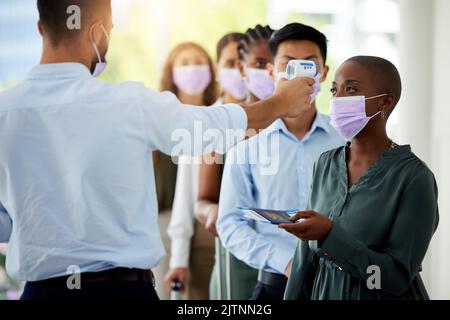 Covid, voyage et passeport à la sécurité de l'aéroport avec contrôle du thermomètre et femme noire. Vaccin, immigration et virus pandémique avec conformité à la sécurité Banque D'Images