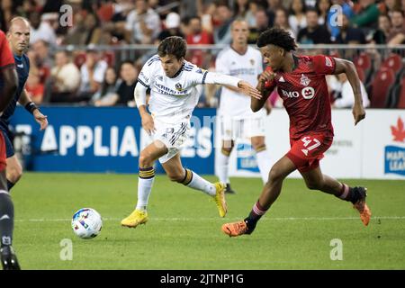 Toronto, Ontario, Canada. 31st août 2022. Riqui Puig (6) et Kosi Thompson (47) en action pendant le match MLS entre le Toronto FC et LA Galaxy à BMO Field, à Toronto. Fin du match 2-2 (Credit image: © Angel Marchini/ZUMA Press Wire) Banque D'Images