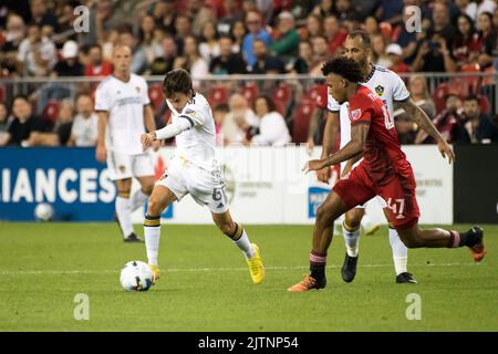 Toronto, Ontario, Canada. 31st août 2022. Riqui Puig (6) et Kosi Thompson (47) en action pendant le match MLS entre le Toronto FC et LA Galaxy à BMO Field, à Toronto. Fin du match 2-2 (Credit image: © Angel Marchini/ZUMA Press Wire) Banque D'Images