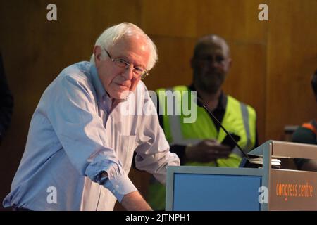 Londres, Royaume-Uni. 31st août 2022. LE sénateur AMÉRICAIN Bernie Sanders s'adresse à la foule lors du rassemblement de Save London transport au Congress House, qui s'est tenu pour discuter de l'insuffisance des fonds gouvernementaux de transport for London (TfL), conduisant à des réductions d'emplois et à des tarifs plus élevés à l'approche de la crise du coût de la vie. Crédit : onzième heure Photographie/Alamy Live News Banque D'Images