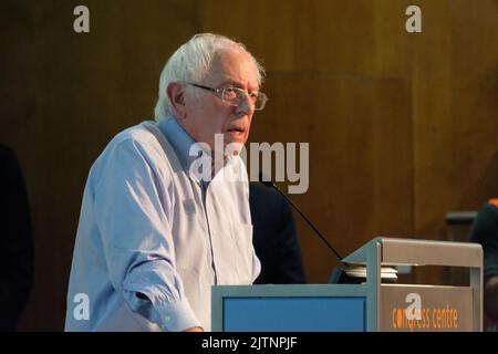 Londres, Royaume-Uni. 31st août 2022. LE sénateur AMÉRICAIN Bernie Sanders s'adresse à la foule lors du rassemblement de Save London transport au Congress House, qui s'est tenu pour discuter de l'insuffisance des fonds gouvernementaux de transport for London (TfL), conduisant à des réductions d'emplois et à des tarifs plus élevés à l'approche de la crise du coût de la vie. Crédit : onzième heure Photographie/Alamy Live News Banque D'Images