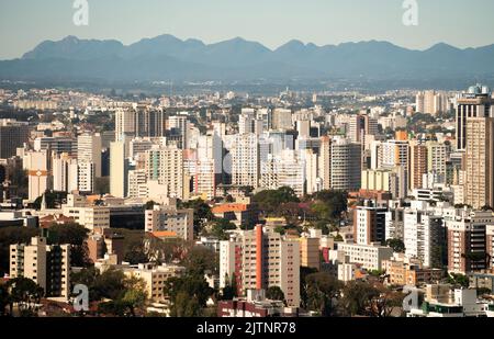 Vue panoramique sur la ville de Curitiba, capitale de l'état de Paraná, sud du Brésil, avec les montagnes de la Serra do Mar en arrière-plan Banque D'Images