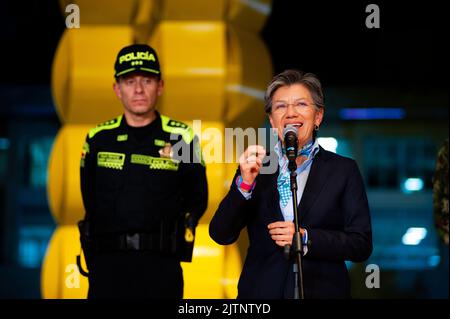 Bogota, Colombie. 31 août 2022, la mairesse de Bogota, Claudia Lopez, parle après le tout premier conseil de sécurité pour la sécurité humaine et la paix totale entre le gouvernement colombien, la ligne de commandement militaire et le gouvernement de Bogota sur 31 août 2022, à Bogota, en Colombie. Photo de: CHEPA Beltran/long Visual Press Banque D'Images