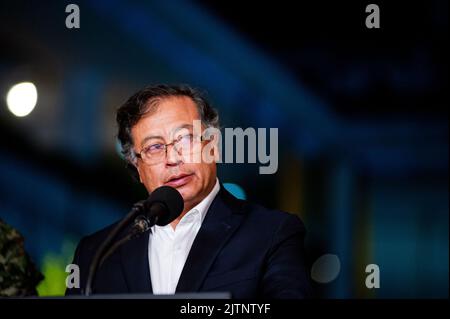 Bogota, Colombie. 31 août 2022, le président colombien Gustavo Petro parle après le tout premier conseil de sécurité pour la sécurité humaine et la paix totale entre le gouvernement colombien, la ligne de commandement militaire et le gouvernement de Bogota sur 31 août 2022, à Bogota, en Colombie. Photo de: CHEPA Beltran/long Visual Press Banque D'Images