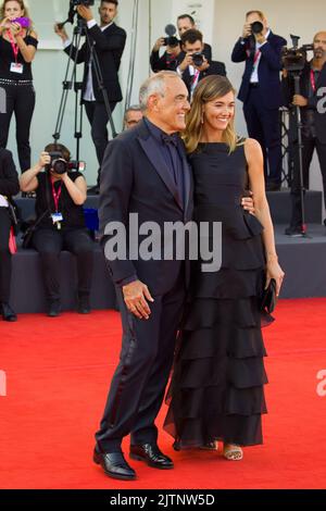 Directeur du festival Alberto Barbera et Julia Barbera assistent au 'White Noise' et à la cérémonie d'ouverture du tapis rouge au F International de Venise 79th Banque D'Images