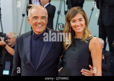 Directeur du festival Alberto Barbera et Julia Barbera assistent au 'White Noise' et à la cérémonie d'ouverture du tapis rouge au F International de Venise 79th Banque D'Images