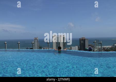 Piscine à débordement à Cinnamon Red, Colombo, Sri Lanka Banque D'Images