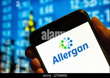 Dans cette illustration, le logo de la société pharmaceutique Allergan, domiciliée en Irlande, est affiché sur l'écran d'un smartphone. Banque D'Images