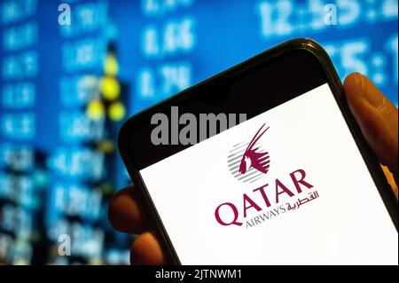 Dans cette illustration, le logo Qatar Airways, porte-drapeau appartenant à l'État, s'affiche sur l'écran d'un smartphone. Banque D'Images