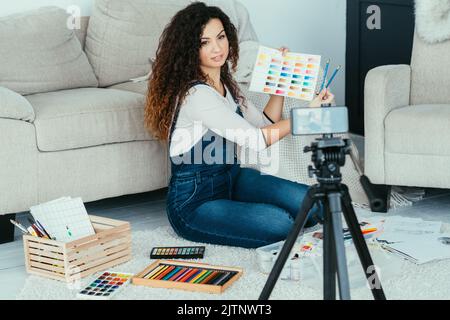 cours de formation aux beaux-arts lady paint swatch camera Banque D'Images