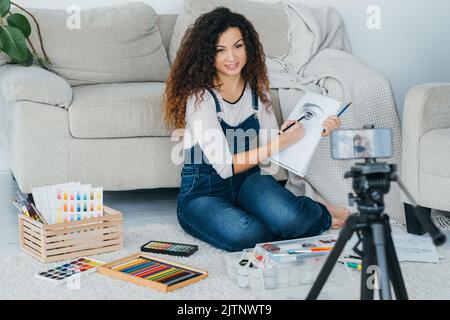 dessin d'art en ligne femme de classe dessin vidéo maison Banque D'Images