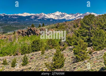 Wind River Range, vue à distance depuis la colline au-dessus de Stambaugh Road (RD 2324), près de Miners Delight aka Hamilton City Townsite, Wyoming, États-Unis Banque D'Images