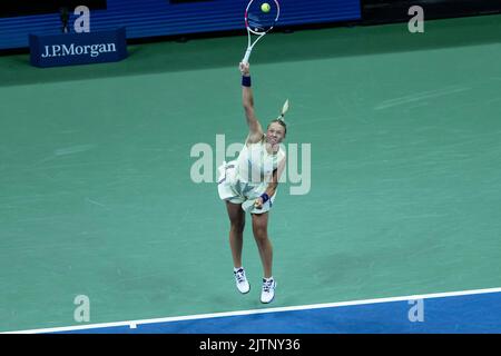 New York, États-Unis. 31st août 2019. Anet Kontaveit, d'Estonie, retourne le ballon lors des championnats américains d'Open 2nd, match de tour contre Serena Williams, des États-Unis, au Billie Jean King National tennis Centre de New York sur 31 août 2022. Williams a gagné en trois séries. (Photo de Lev Radin/Sipa USA) crédit: SIPA USA/Alay Live News Banque D'Images