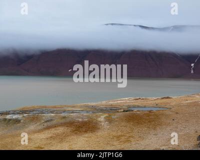 Palanderbukta est un fjord de Gustav Adolf Land à Nordastlandet, dans le Spitsbergen, une baie sud du Wahlenbergfjord. Désert de montagne arctique Banque D'Images